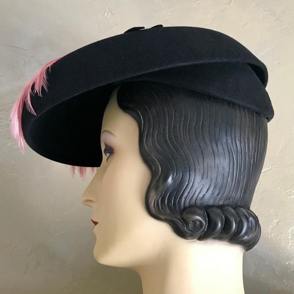 DRAMATIC 1940s BLACK FELT HAT WITH TWO PINK FEATHER SPRAYS AND SMALL BOWS main image 6